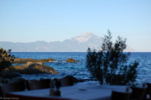 Ta Vratahia - aproape de plaja, mare si Athos